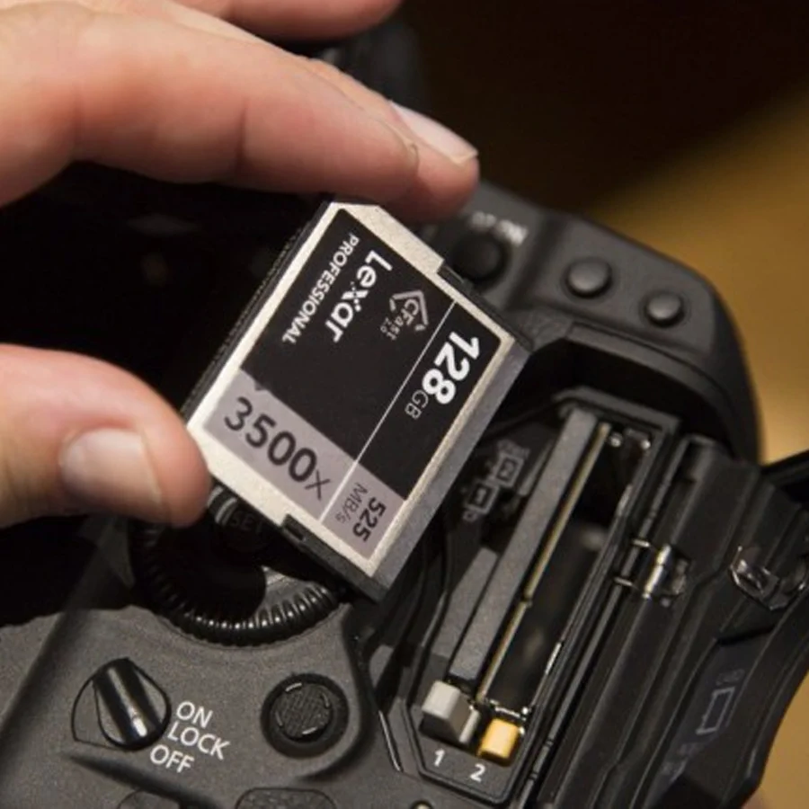 Testing memory card in camera before repair service